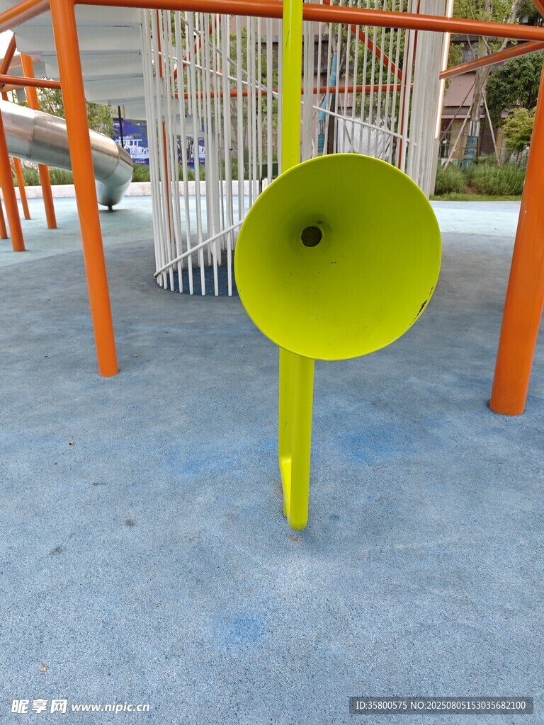 户外黄色喇叭形游乐设施