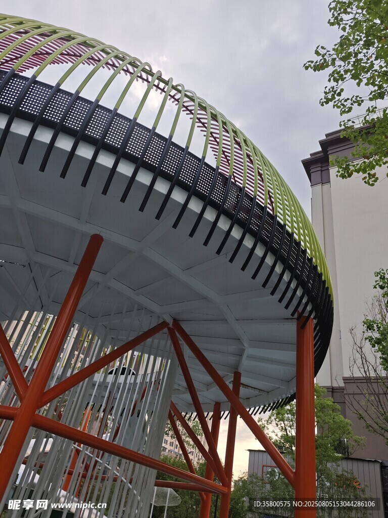 现代独特金属结构建筑