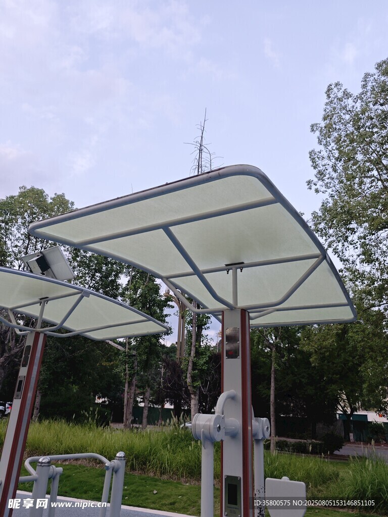 户外遮阳篷下的休闲场景