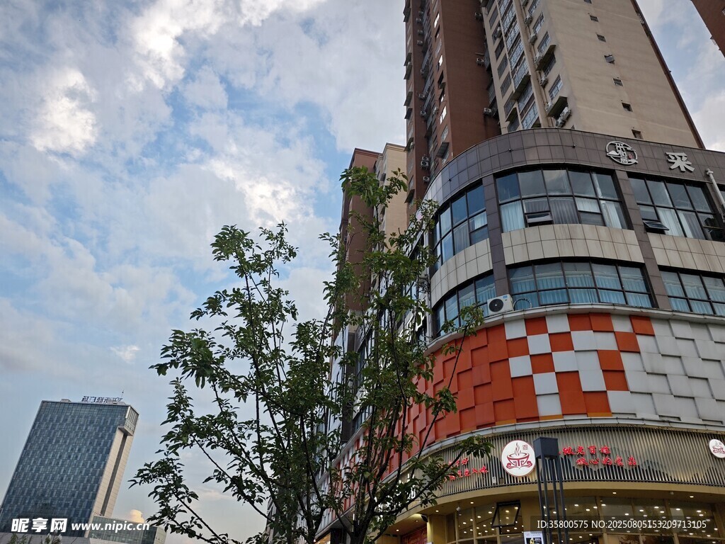 城市中色彩斑斓的现代建筑
