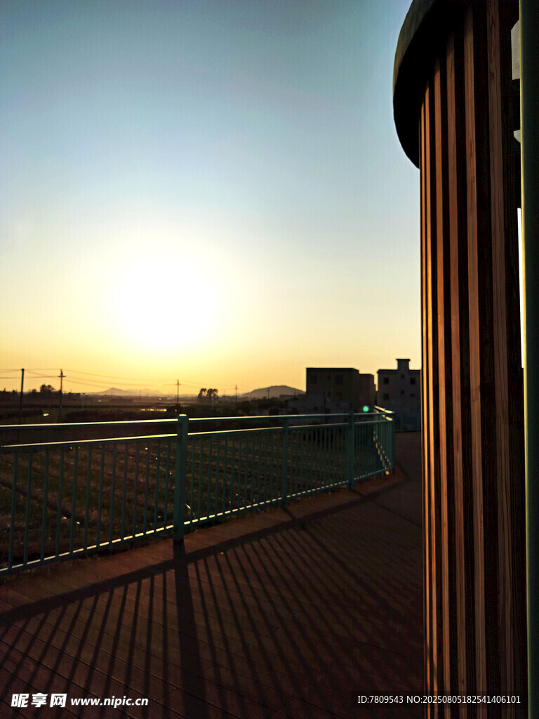 夕阳下的户外场景