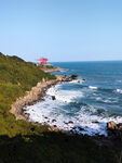 海岸风光 绿意与海浪交织