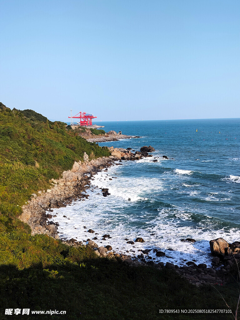 海岸风光 绿意与海浪交织