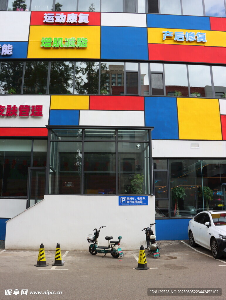 多彩商铺外观门前停放车辆