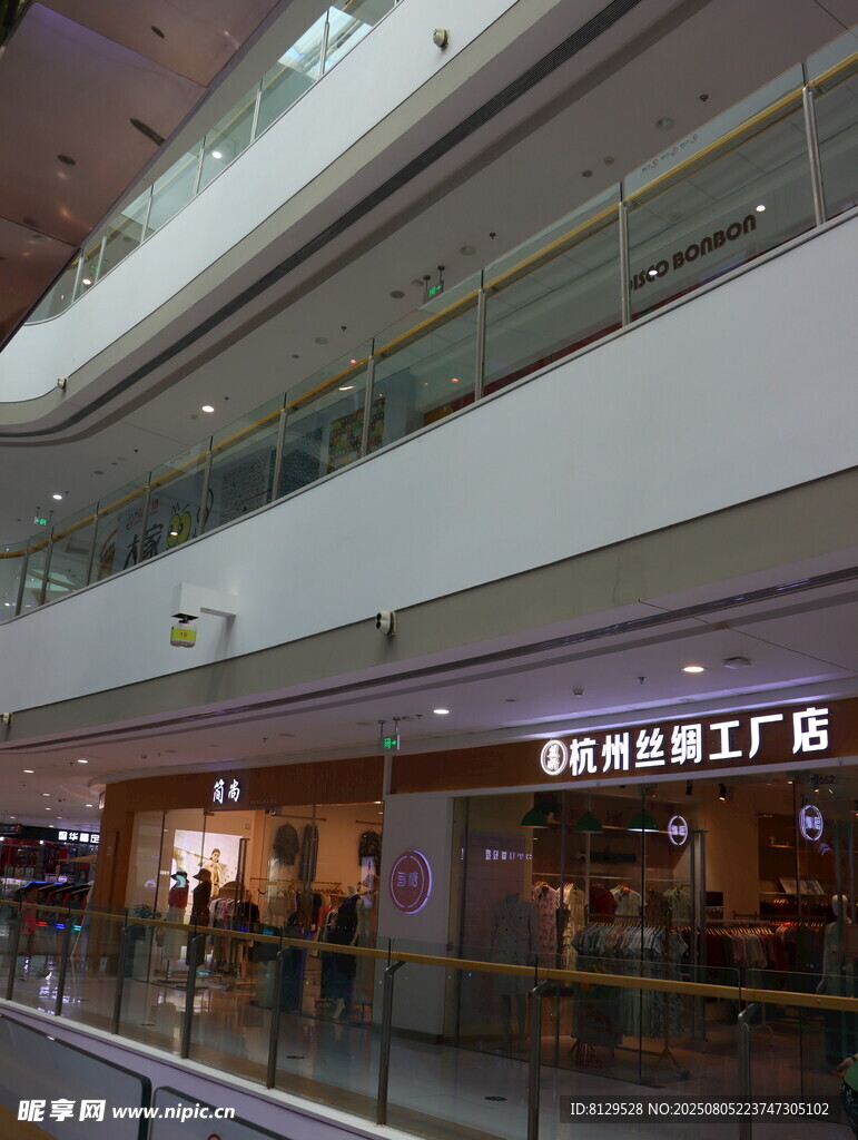 机场某品牌专卖店场景