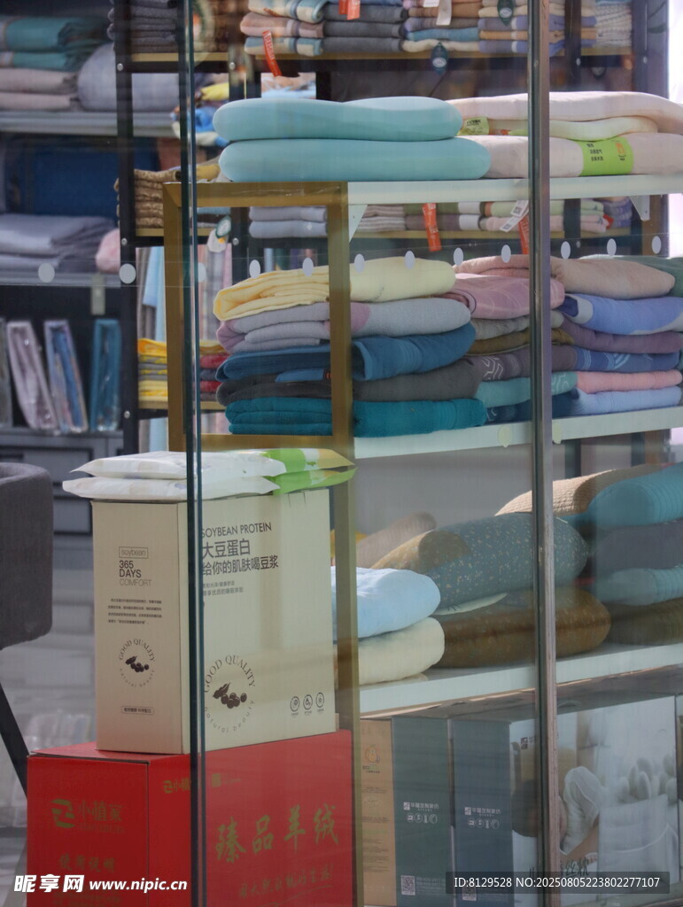 书店内多彩书籍陈列