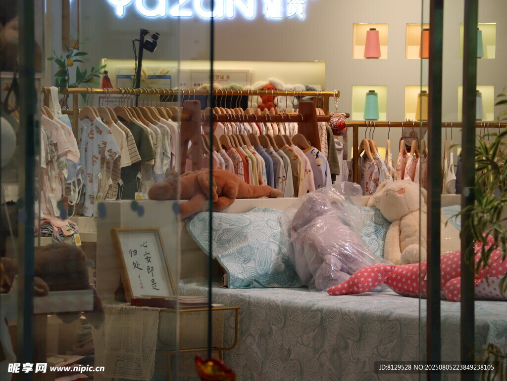 时尚童装店橱窗陈列展示