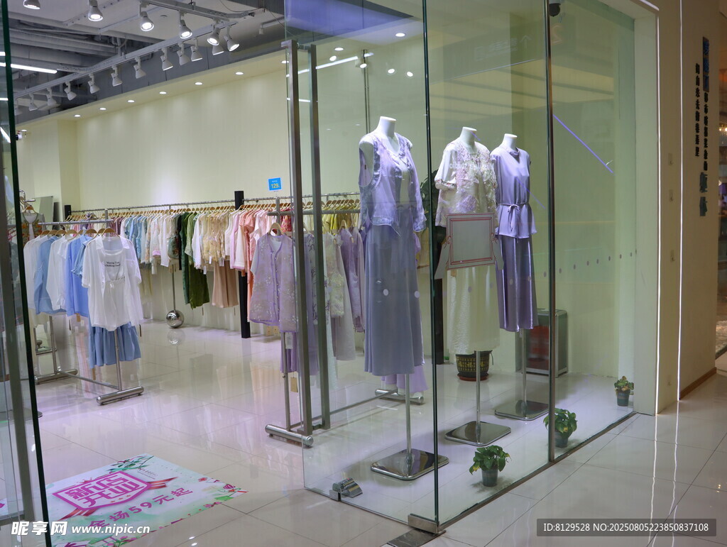 时尚女装店陈列展示