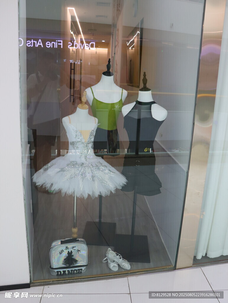 橱窗内的芭蕾舞裙与服饰