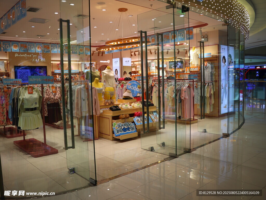 商场内的玻璃墙店铺