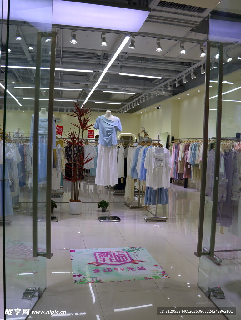 时尚服装店内部展示