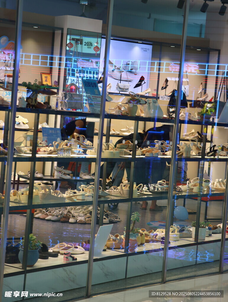 琳琅满目的玻璃柜商品展示