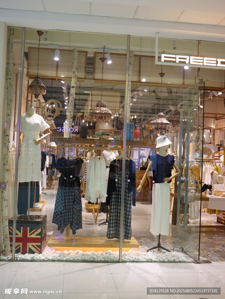 时尚服装店橱窗展示