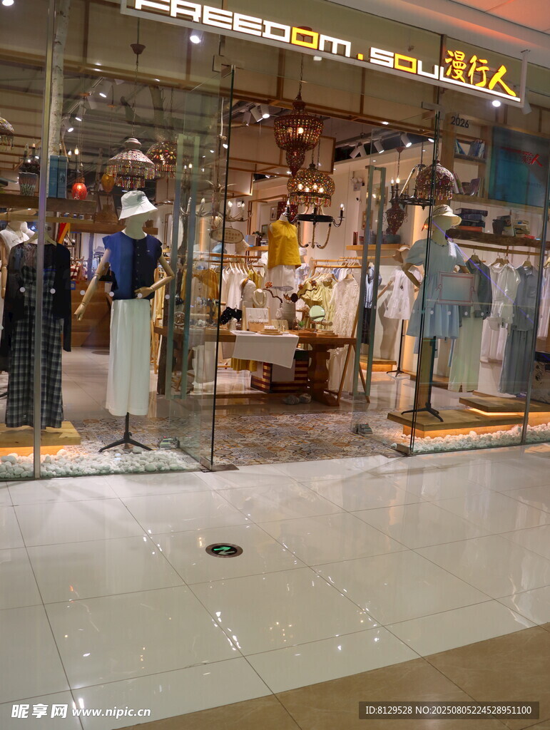 时尚服装店内部展示