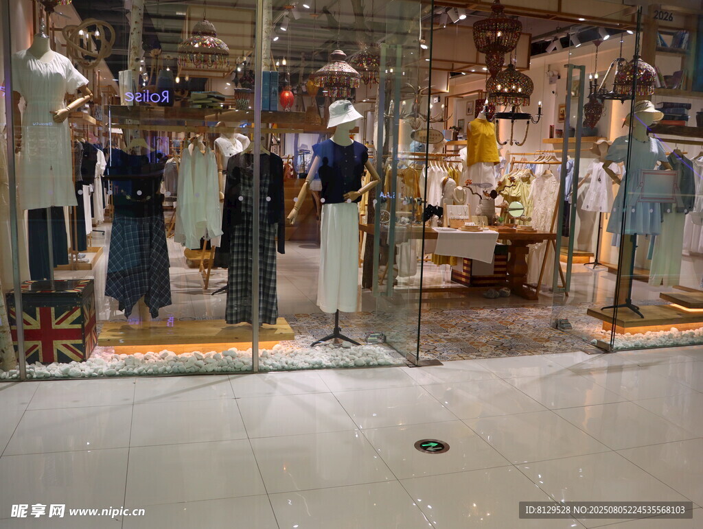 时尚服装店橱窗陈列展示