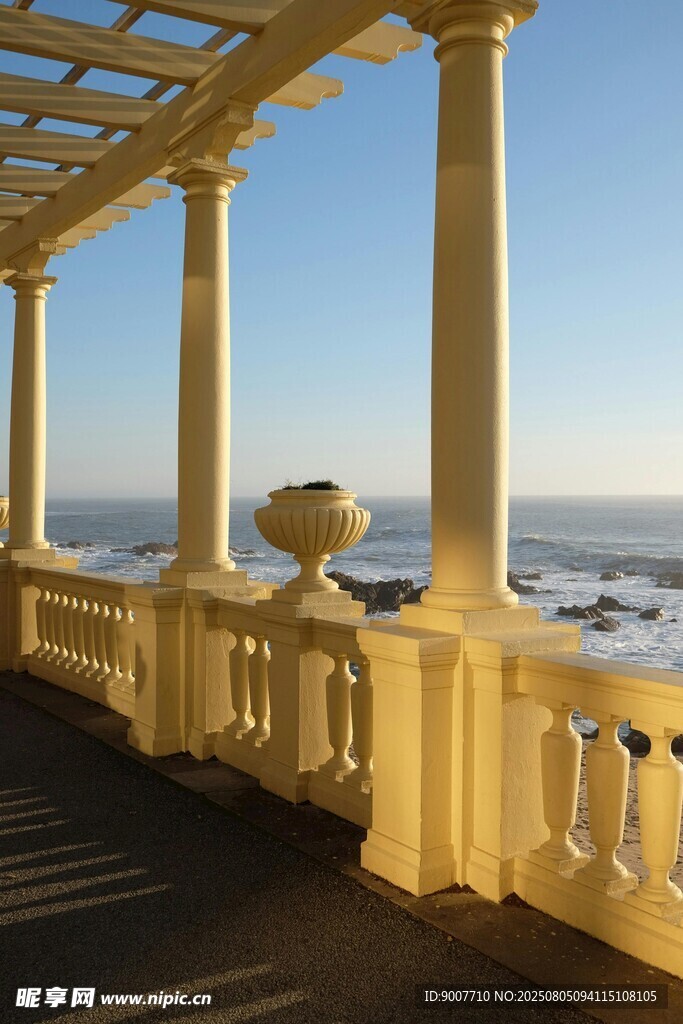 海边黄色廊架观景美景