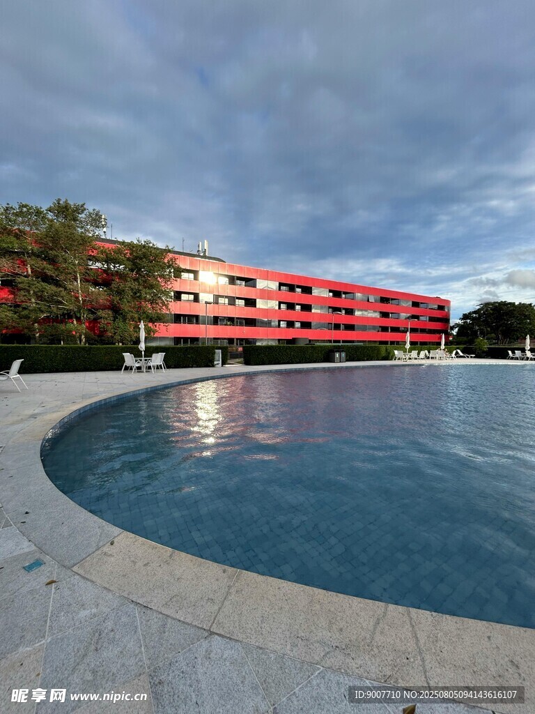 度假酒店旁的宁静泳池