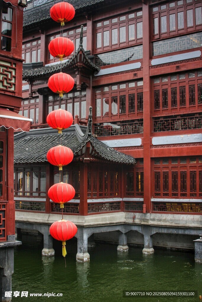 古建水边悬挂的红色灯笼