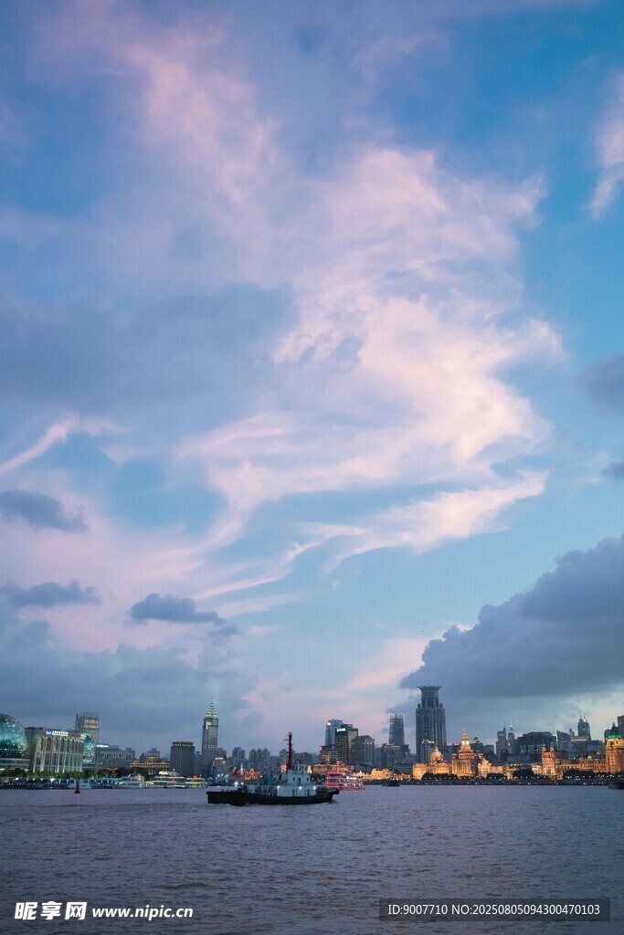 城市河畔美丽天际线