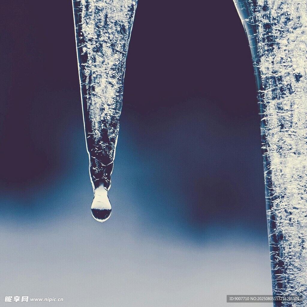 冰柱上的晶莹水滴