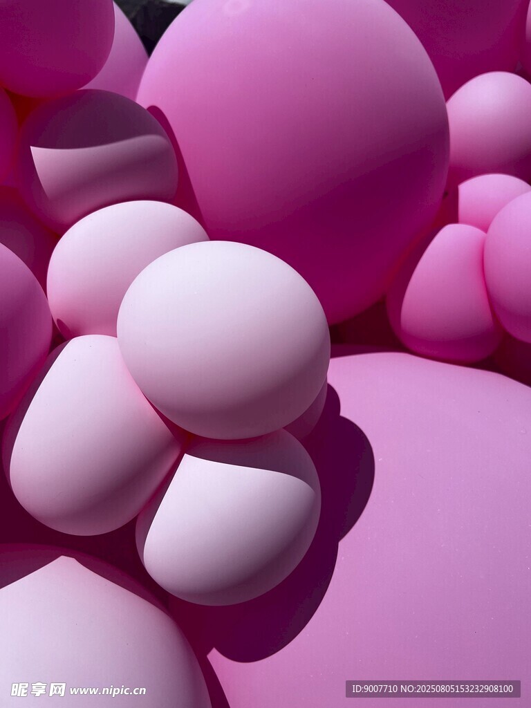 粉色圆润球体艺术场景