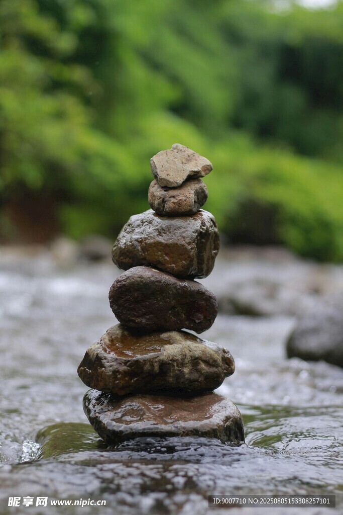 溪边叠石 自然静谧之景