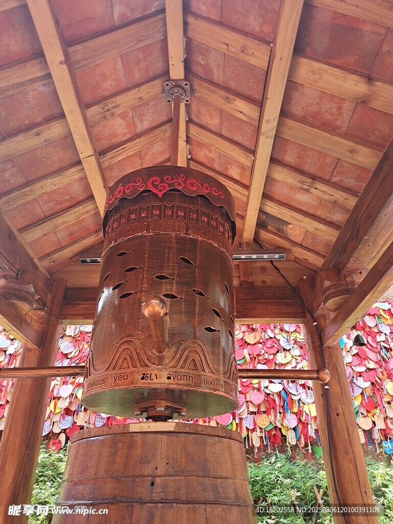 古亭内的木质大钟