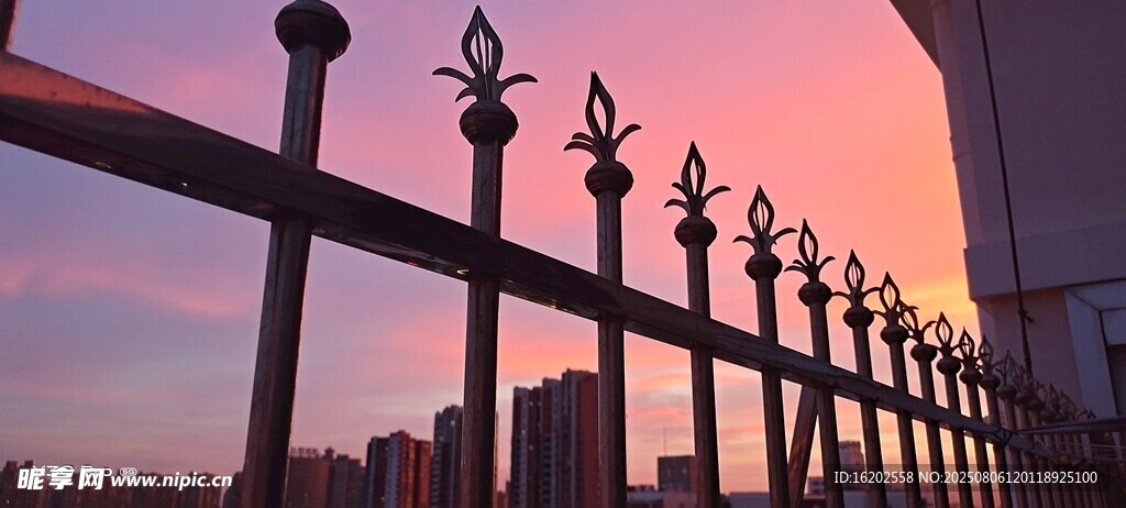 夕阳下的精美金属护栏