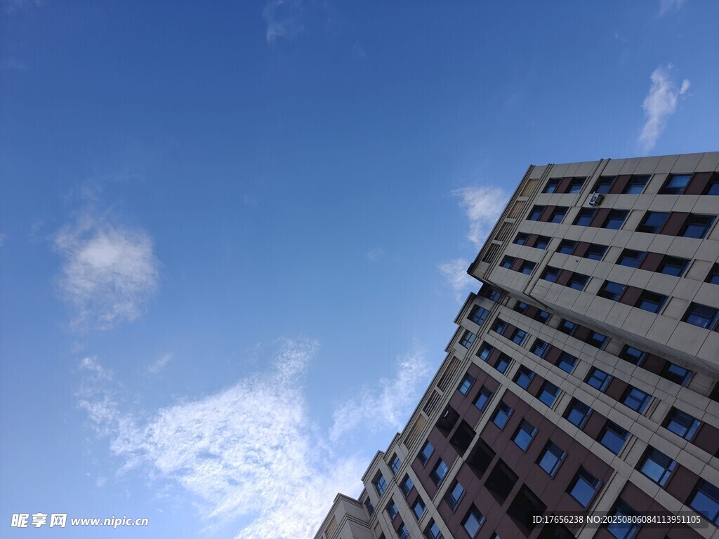 蓝天映衬下的现代高楼