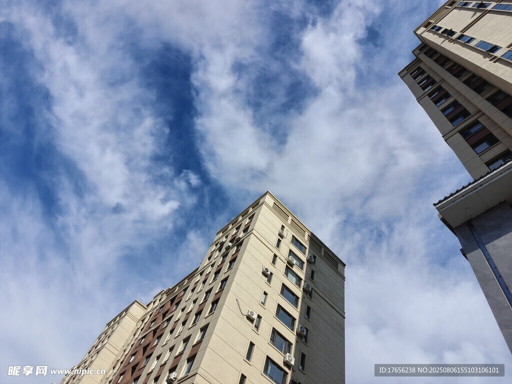 仰视城市高楼与蓝天白云