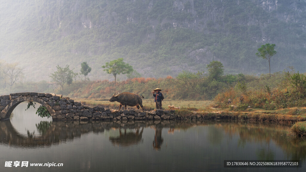 水墨山水间的石桥行人景