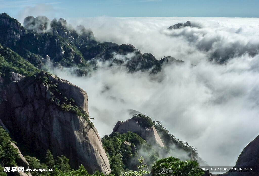 云海环绕的壮丽山峰