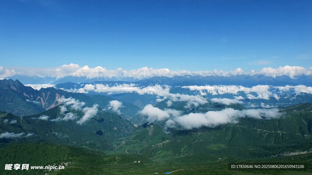 高山云海壮丽自然景观
