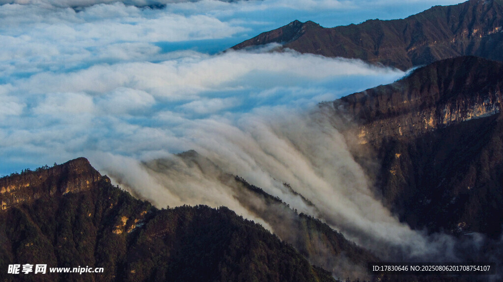 壮丽云海中的巍峨山峦