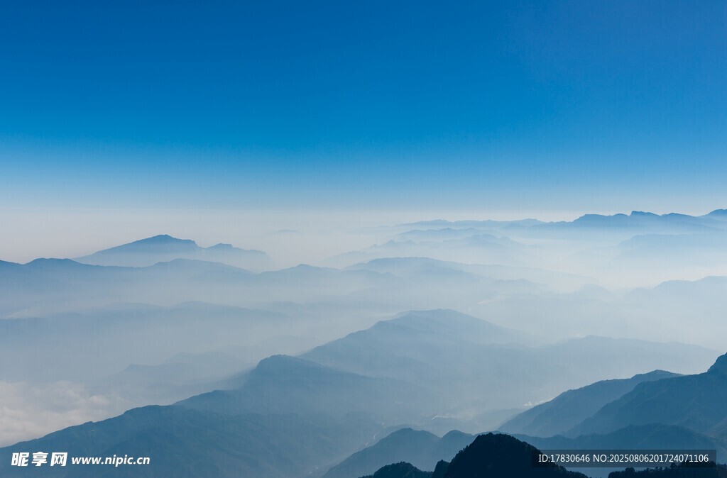 山峦云海间的壮丽景致