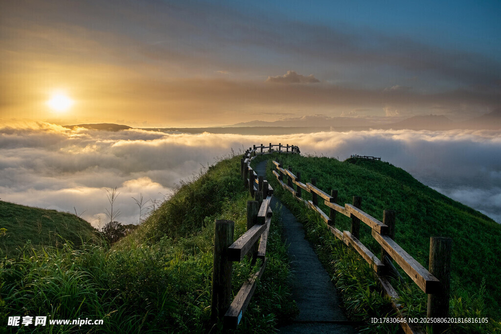 山间晨曦栈道美景