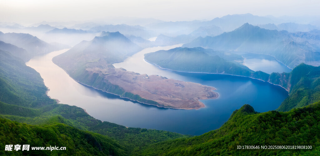 壮丽山河间的蜿蜒河流