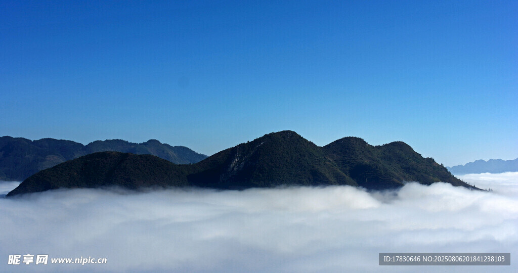云海中的山峦壮丽景观
