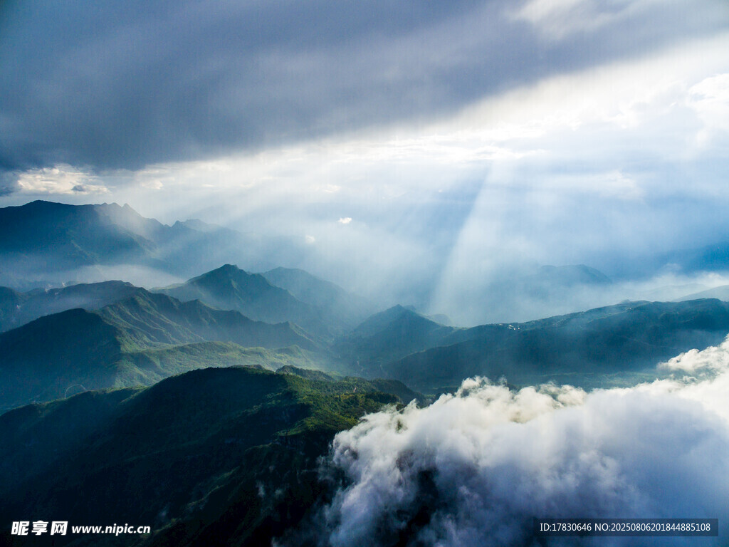 云海山峦间的天光美景