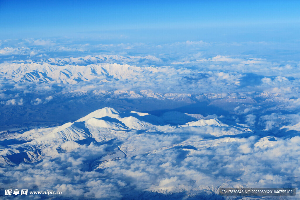 高空俯瞰连绵雪山