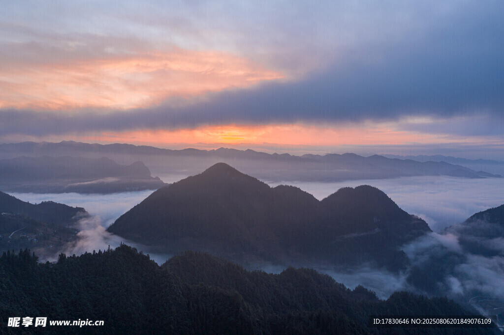 山间云海日出壮丽景观
