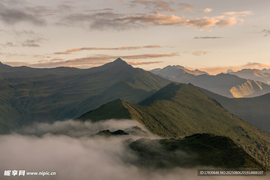山间云海日出壮丽美景