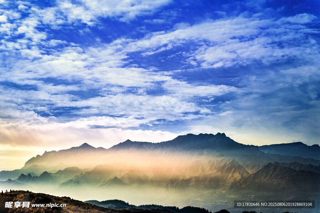 壮丽云海中的山峦美景