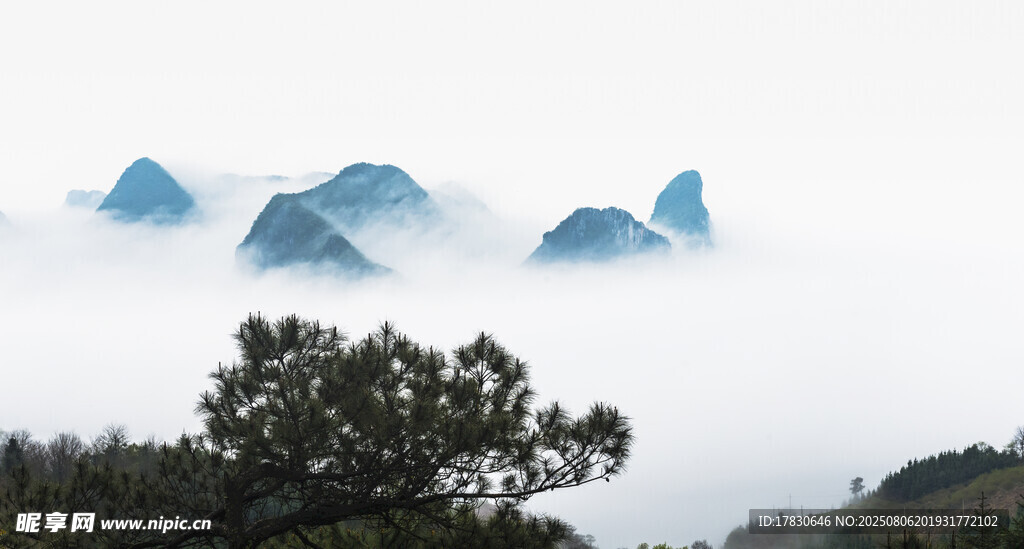 山间云雾缭绕的秀丽景致