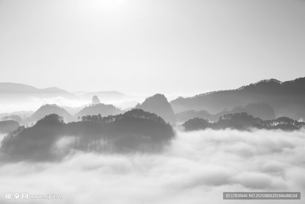 云海中的山峦美景