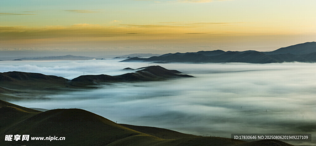 日出下的山峦云海美景