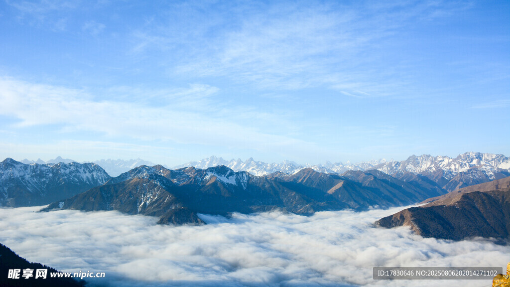云海之上的壮丽山脉景观