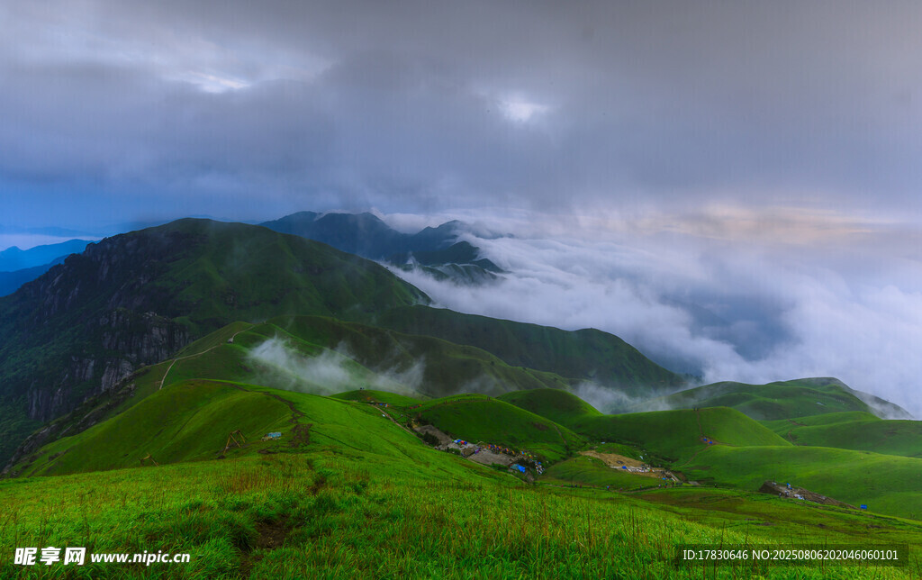 山间绿野云雾缭绕美景