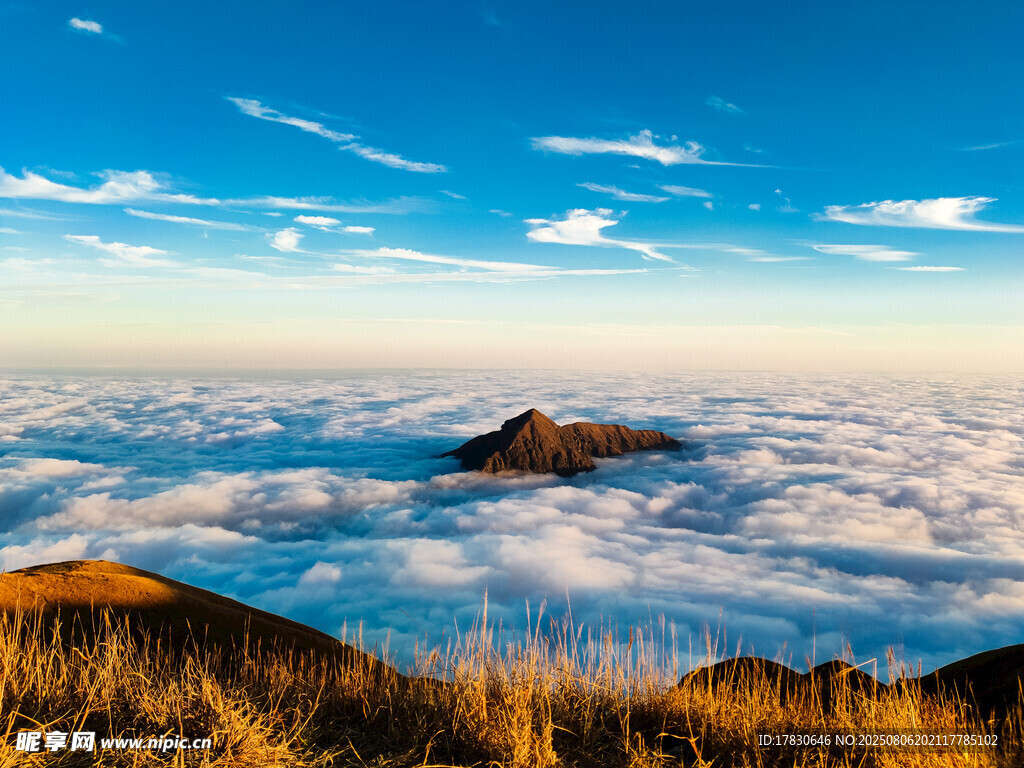 云海之上的壮美山景