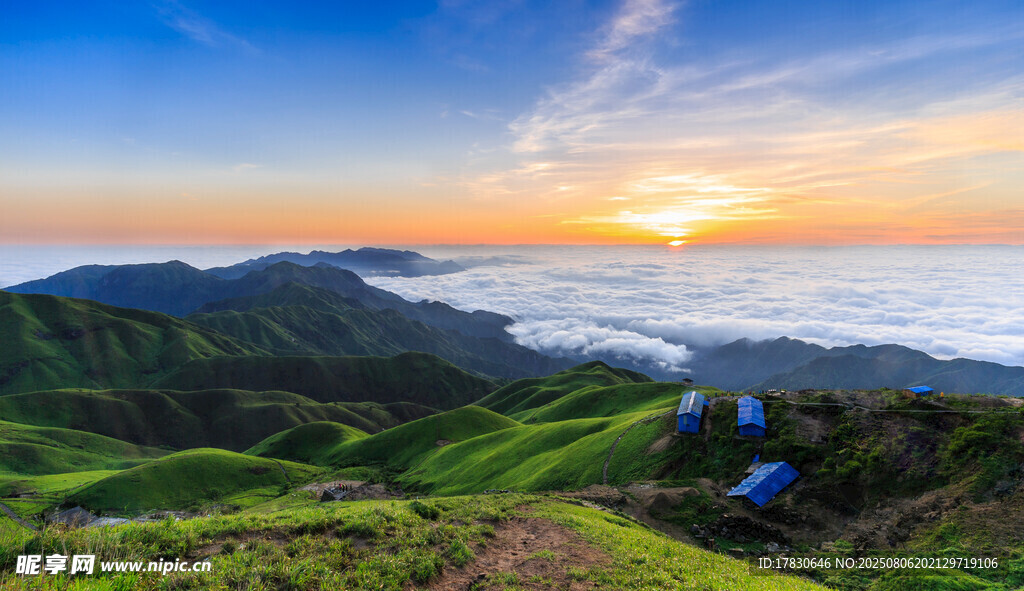 山间露营赏壮丽日出美景